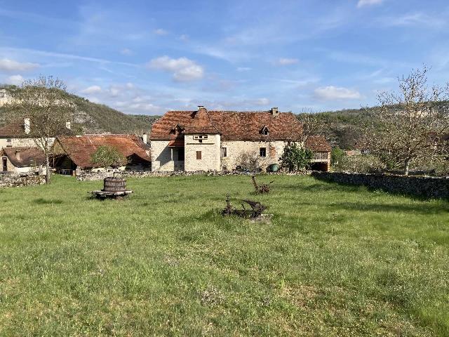 Huis te koop in&nbsp;MARCILHAC-SUR-CÉLÉ 46160 Lot Midi-Pyrénées France: Uniek in de Célé-vallei: Prachtige voormalige boerderij met duiventil, volledig te renoveren, gelegen op 1,9 hectare met landelijk uitzicht. Een zeldzame kans om deze authentieke stenen boerderij me...