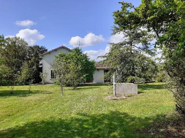 Haus&nbsp;zu verkaufen in&nbsp;NÉRIGNAC 86150 Vienne Frankreich. Renovierungsbedürftiges Anwesen mit 5000 m² Grundstück und ohne direkte Nachbarn. EXKLUSIV BEI BEAUX VILLAGES! Hübsches Haus am Rande eines ruhigen Dorfes mit großem Garten, Garage und angrenzend...