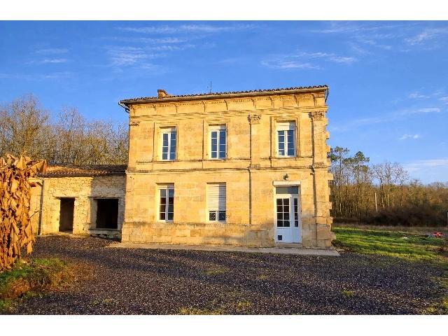 Huis te koop in&nbsp;SAINT-ANDRÉ-DE-CUBZAC 33240 Gironde Aquitaine France: Mooi stenen huis te renoveren. Gelegen op slechts een half uurtje van Bordeaux, maar toch in de rust van een klein dorpje, wacht dit traditionele stenen huis erop om in oude glorie hersteld te worden ...