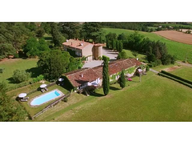 Gîtes/Chambres d'hôtes&agrave; vendre &agrave;&nbsp;TOULOUSE 31000 Haute-Garonne: Confortable château médiéval avec terrain, 2 piscines, 3 maisonnettes indépendantes, et vue sublime. Niché au milieu des collines pittoresques du sud de la France, à quelques minutes en voiture ...