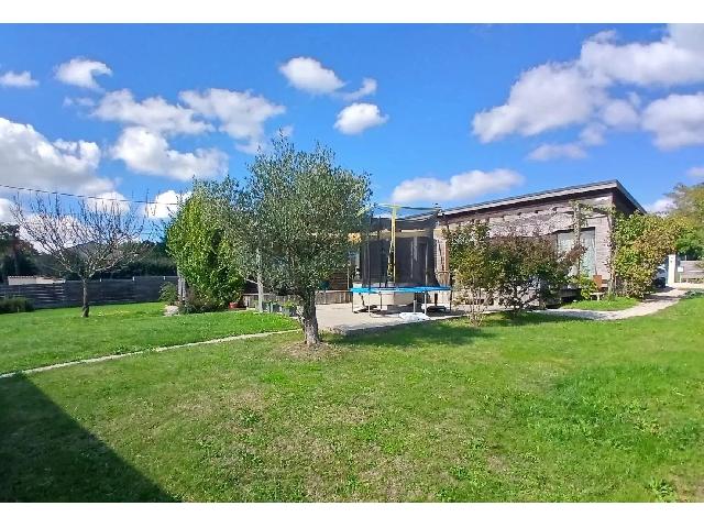 Huis te koop in&nbsp;ROUFFIGNAC 17130 Charente-Maritime Poitou-Charentes France: Een milieuvriendelijke, lichte, luchtige en ruime gelijkvloerse woning. Gelegen in een rustig dorpje vlakbij Montendre, is deze prachtige, milieuvriendelijke woning een zeldzame vondst. Gebouwd in 201...