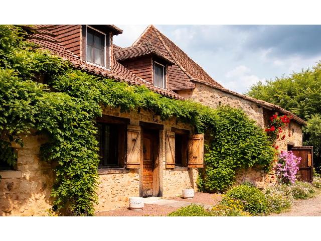 House&nbsp;for sale&nbsp;BERGERAC 24100 Dordogne Aquitaine France: Immense stone house with pool in quiet location. Try to resist the charms of this expansive 5/6 bedroom house which sits in private land of just over 2ha and benefits from lovely forest views, but onl...