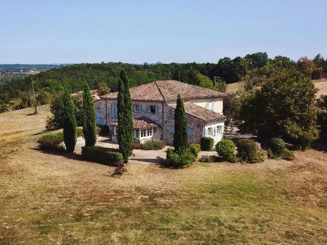 Maison &agrave; vendre &agrave;&nbsp;CASTELNAU-DE-MONTMIRAL 81140 Tarn Midi-Pyrénées France: Tout est dans la vue ! Si vous avez toujours voulu des vues à 360 degrés et un endroit pour regarder le lever et le coucher du soleil, alors cette propriété de caractère en pierre est celle qu'il...