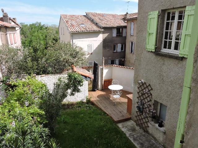 Huis te koop in&nbsp;RABASTENS 81800 Tarn Midi-Pyrénées Frankrijk: Instapklare dorpswoning. Deze indrukwekkende woning ligt midden in een pittoresk dorp met alle voorzieningen, op slechts 30 minuten ten oosten van Toulouse. Het huis heeft 3 lichte slaapkamers en is g...