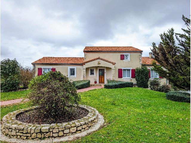 Huis te koop in&nbsp;HAUTEFAGE-LA-TOUR 47340 Lot-et-Garonne Aquitaine Frankrijk: Prachtige villa met 5 slaapkamers en zwembad. Gelegen op de heuvels nabij het schitterende middeleeuwse dorp Penne d'Agenais, nodigt deze villa u uit om deze mooie woning met zijn fraaie proporties te...