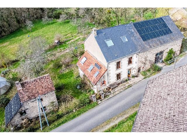 Huis te koop in&nbsp;CHÂTELUS-MALVALEIX 23270 Creuse Limousin France: Ruim familiehuis met diverse bijgebouwen en zakelijke mogelijkheden. Dit prachtige familiehuis is al meer dan 30 jaar met liefde bewoond door de huidige eigenaren. Zij hebben een grondige renovatie ui...