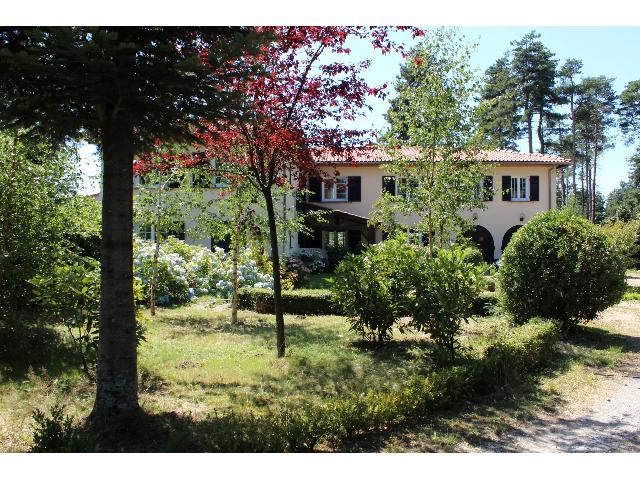 House&nbsp;for sale&nbsp;PONT-DE-LARN 81660 Tarn Midi-Pyrénées France: Beautiful property of more than 4 ha. Large house of 320 m2 configured in L shape. This beautiful house, in perfect condition has 14 rooms and 8 bedrooms. 2 large covered terraces on both sides of the...