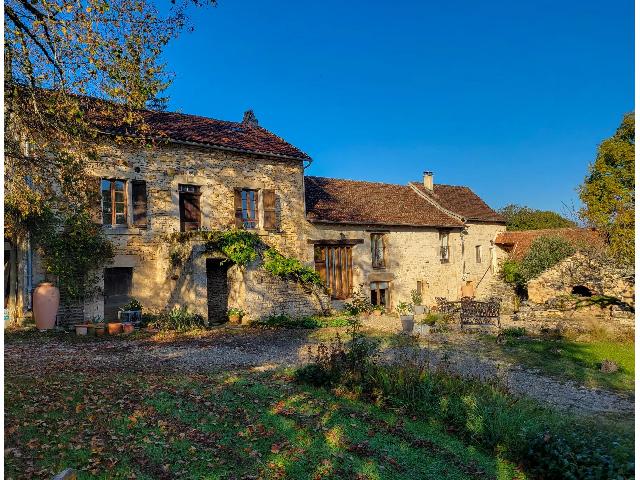 Gîtes/Chambres d'hôtes te koop in&nbsp;MARTIEL 12200 Aveyron Midi-Pyrénées France: Prachtig gerestaureerd traditioneel stenen langhuis met een royale woonruimte. Gelegen in een vredig gehucht, biedt dit prachtig gerestaureerde traditionele stenen langhuis een ruime woonomgeving met ...