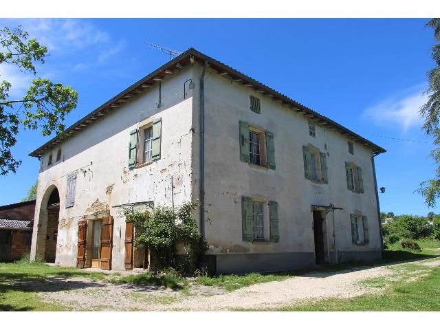 Huis te koop in&nbsp;MONCLAR-DE-QUERCY 82230 Tarn-et-Garonne Midi-Pyrénées France: Groot huis met bijgebouwen en grond die nog gerenoveerd moet worden. Dit grote huis ligt aan de rand van een dorp met winkels en wordt geleverd met een bijgebouw, bijgebouwen en 1 hectare grond. Het i...