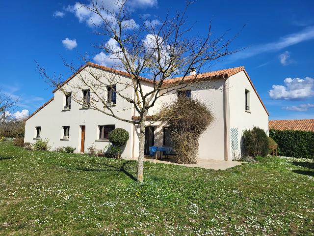 Haus&nbsp;zu verkaufen in&nbsp;VERRIÈRES 86410 Vienne Frankreich. Makelloses, energieeffizientes Haus mit fünf Schlafzimmern und einem Schlafzimmer/Badezimmer im Erdgeschoss. Ein bemerkenswertes Haus in exzellentem Zustand – unbedingt einen Besuch wert! Dieses 20...