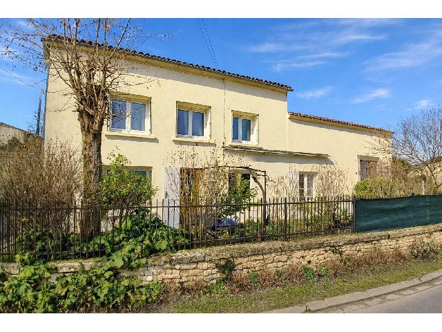 Huis te koop in&nbsp;GERMIGNAC 17520 Charente-Maritime Poitou-Charentes France: Prachtige stenen woning met enorm potentieel. Deze traditionele stenen woning met 3 slaapkamers is gelegen in een dorpje net ten zuiden van het bruisende Cognac. De woning is aangesloten op de rioleri...
