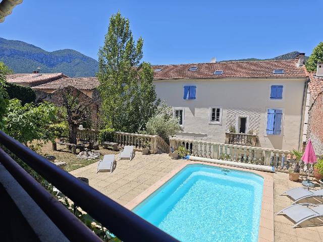 Gites-Chambres-d-hotes te koop in&nbsp;QUILLAN 11500 Aude Languedoc Roussillon Frankrijk: Prachtig karaktervol herenhuis met potentieel voor verhuur. Dit imposante stenen huis werd gebouwd in 1908. Het pand is sindsdien volledig gerenoveerd en gemoderniseerd, waarbij de oorspronkelijke cha...