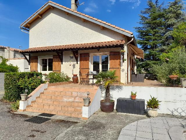 Huis te koop in&nbsp;ESPÉRAZA 11260 Aude Languedoc Roussillon Frankrijk: Prachtige villa met grote tuin, dicht bij alle voorzieningen. Deze villa van 180 m² heeft een grote tuin van 1740 m² met bomen, plus 462 m² aangrenzend terrein waar u een boot of caravan kunt parke...