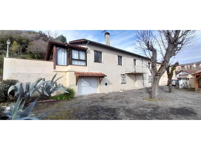 Huis te koop in&nbsp;FUMEL 47500 Lot-et-Garonne Aquitaine Frankrijk: Ruim huis met adembenemend uitzicht over de rivier de Lot en de Fumel. EXCLUSIEF BIJ BEAUX VILLAGES! Perfect voor een groot gezin, een creatief atelier of een werkplaats. Dit huis van 200 m², gelegen...