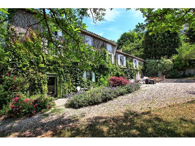 Guesthouses-Bed-&-Breakfast&nbsp;for sale&nbsp;LIMOUX 11300 Aude Languedoc Roussillon France: A substantial property set in private grounds with idyllic views. Discover this substantial domaine in a protected elevated position with a totally private pool! Offering beautiful views of the surrou...