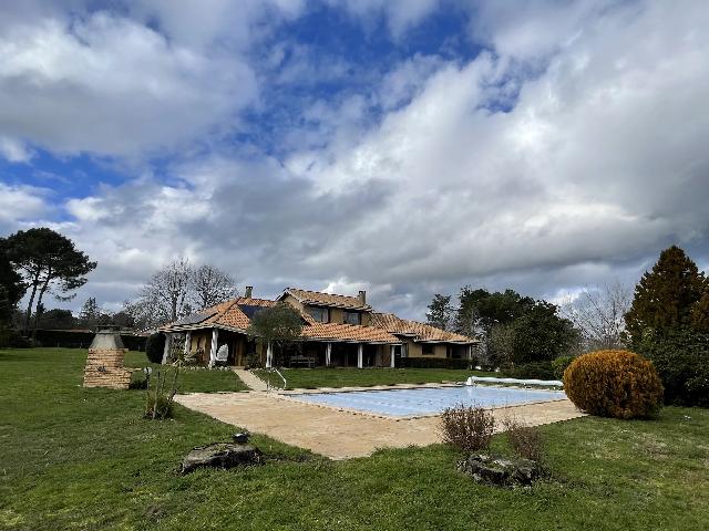 Huis te koop in&nbsp;CASTELJALOUX 47700 Lot-et-Garonne Aquitaine Frankrijk: Architectonisch ontworpen huis met park en zwembad. De woning is gelegen in een gewilde woonwijk, op korte afstand van winkels, voorzieningen, medische faciliteiten en recreatiemogelijkheden (18-holes...