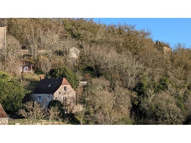 Huis te koop in&nbsp;MONTVALENT 46600 Lot Midi-Pyrénées France: Een prachtig pied-à-terre met adembenemend uitzicht. Gelegen aan de rand van een charmant middeleeuws dorp, met uitzicht op de kerk en de rivier de Dordogne, heeft dit heerlijke vakantiehuis zoveel t...