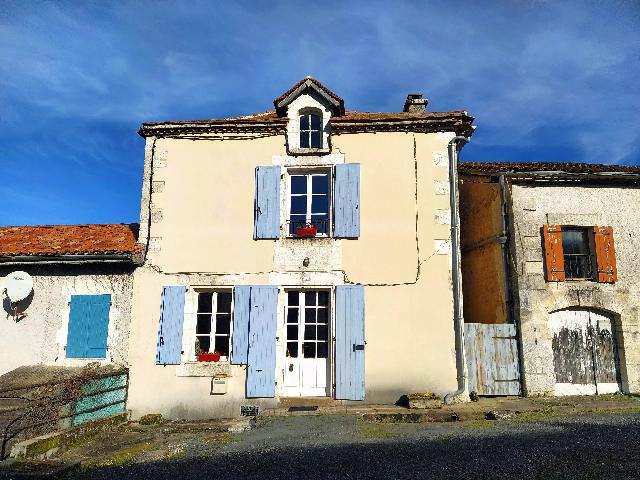 House&nbsp;for sale&nbsp;VENDOIRE 24320 Dordogne Aquitaine France: Stylish village property. EXCLUSIVE TO BEAUX VILLAGES! Charming Village House with courtyard garden, cellar, workshop and covered parking.<br />
<br />
This delightful village house combines generous living spa...