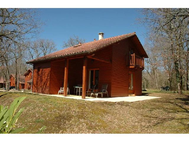 Huis te koop in&nbsp;SOUILLAC 46200 Lot Midi-Pyrénées France: Instapklaar chalet met 2 slaapkamers in een prestigieus golf- en recreatieoord in de Dordogne. Gelegen op een 18-holes golfclub, biedt dit volledig gemeubileerde chalet met twee slaapkamers een uitste...