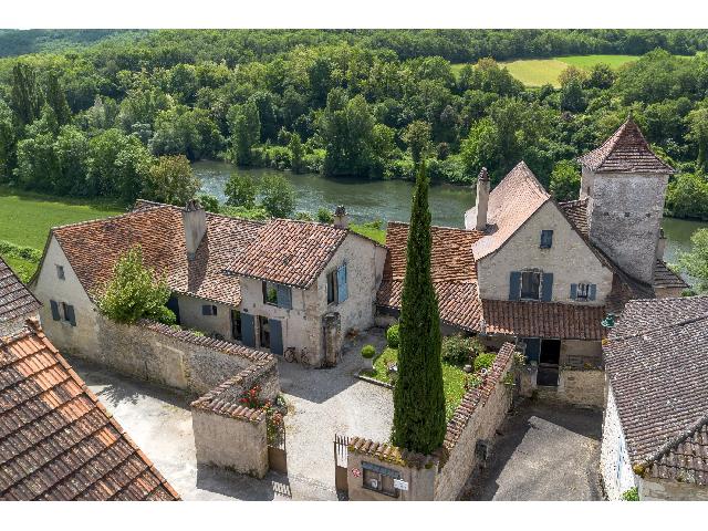 Gîtes/Chambres d'hôtes te koop in&nbsp;SAINT GÉRY-VERS 46090 Lot Midi-Pyrénées France: Uniek en prachtig kasteel met 5 slaapkamers, zwembad en een ononderbroken uitzicht over de rivier de Lot. Dit indrukwekkende 