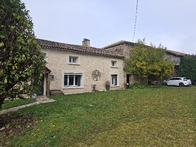 Huis te koop in&nbsp;ALLOINAY 79110 Deux-Sèvres Poitou-Charentes France: Goed gepresenteerde stenen boerderij met apart gastenverblijf. Ruime, goed onderhouden boerderij en aparte gastenaccommodatie, gelegen in een ruime, volgroeide tuin met een verwarmd zwembad, bijgebouw...