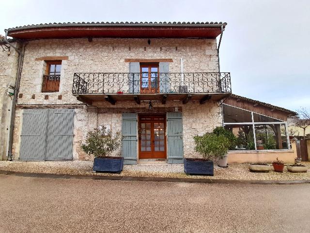 Maison &agrave; vendre &agrave;&nbsp;ISSIGEAC 24560 Dordogne Aquitaine France: Spacieuse maison authentique en pierre dans un charmant village. Située dans un village calme et authentique, à quelques minutes en voiture des bourgs médiévaux très prisés d'Issigeac et de Vill...