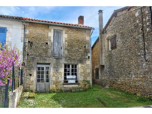 Maison &agrave; vendre &agrave;&nbsp;PAYROUX 86350 Vienne Poitou-Charentes France: L'ancienne maison du Maréchal-Ferrant – un projet de rénovation. EN EXCLUSIVITÉ! Cette maison, située en bordure de ce joli village, fut autrefois la résidence du maréchal-ferrant local.<br />
Le j...