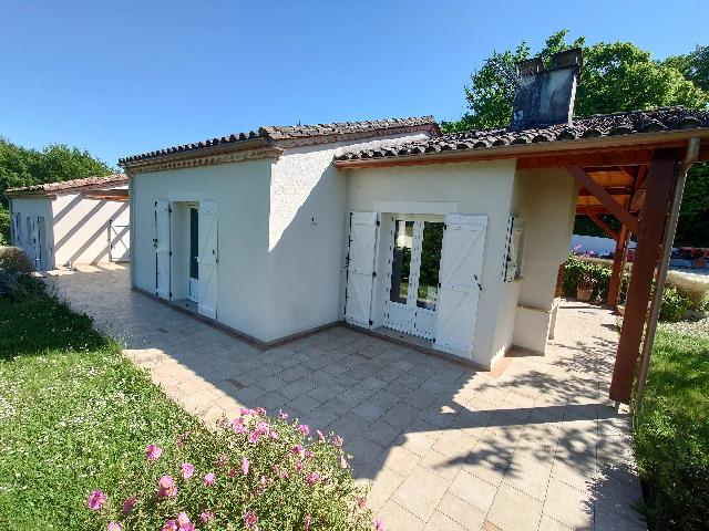 Haus&nbsp;zu verkaufen in&nbsp;VILLENEUVE-SUR-LOT 47300 Lot-et-Garonne Frankreich. Großzügiges Einfamilienhaus mit traumhafter Aussicht. Helles, modernes Haus mit vier Schlafzimmern, Baujahr 2007, nur 20 Minuten westlich von Villeneuve-sur-Lot gelegen, inmitten eines gepflegten Ga...