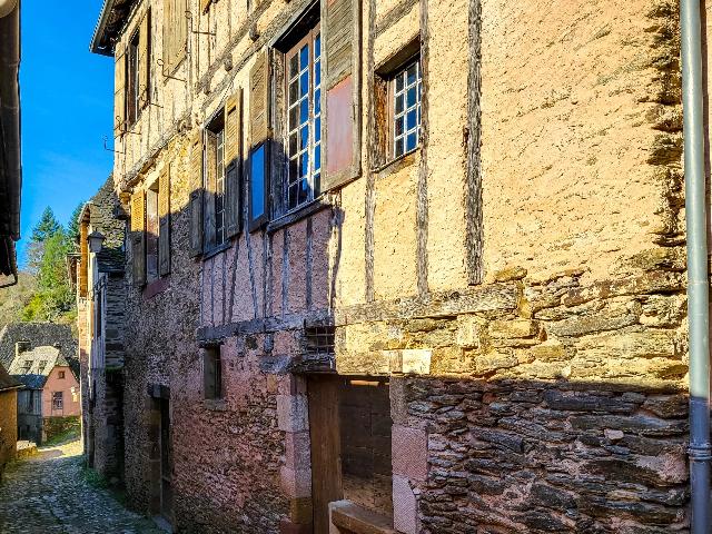 Huis te koop in&nbsp;CONQUES-EN-ROUERGUE 12320 Aveyron Midi-Pyrénées France: Woonhuis met een terrein van 1321 m2. Indeling: 7 vertrekken, 3 slaapkamers, 2 badkamers en een woonoppervlakte van 207 m2....