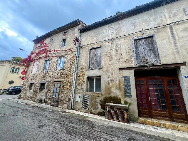 Huis te koop in&nbsp;SAINTE COLOMBE SUR L'HERS 11230 Aude Languedoc Roussillon Frankrijk: Schuur klaar voor renovatie. EXCLUSIEF BIJ BEAUX VILLAGES! Een riante schuur/atelier van twee verdiepingen in het hart van een charmant dorp, omgeven door een prachtig landschap en talloze mogelijkhed...