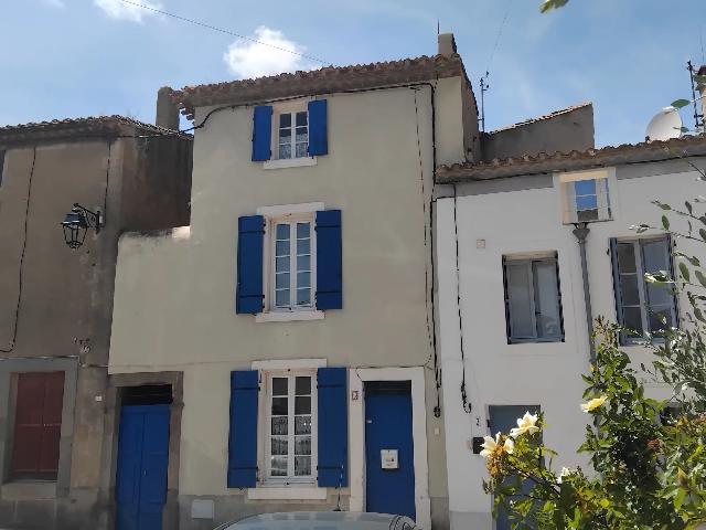 House for sale in&nbsp;OLONZAC 34210 Hérault Languedoc Roussillon France: 3 bedroom, 2 bathroom Townhouse, with courtyard, in the centre of town. EXCLUSIVE TO BEAUX VILLAGES! Character townhouse in the centre of Olonzac, offering accommodation over 3 floors.<br />
 <br />
As you ente...