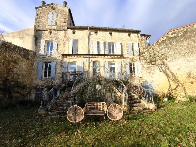 Huis te koop in&nbsp;SAINT-MAIXENT-L’ÉCOLE 79400 Deux-Sèvres Poitou-Charentes France: Een zeldzame historische residentie in het hart van de stad. Midden in Saint-Maixent-l'École biedt deze opmerkelijke 16e-eeuwse woning circa 450 m² aan verfijnde woonruimte, waar architectonisch erf...