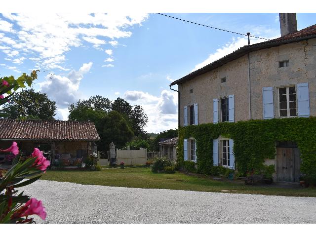 Huis te koop in&nbsp;AUBETERRE-SUR-DRONNE 16390 Charente Poitou-Charentes Frankrijk: Prachtige woning met 3 slaapkamers en een gastenverblijf. Wij zijn verheugd deze ruime en flexibele woning aan te bieden.<br />
<br />
Toegang via een poort die uitkomt op een binnenplaats. Het geheel bestaat u...