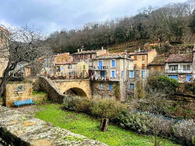 Maison &agrave; vendre &agrave;&nbsp;COUIZA 11190 Aude Languedoc Roussillon France: Maison de ville rénovée dans un village pittoresque avec vue sur la rivière. Nichée dans un charmant village près de Couiza, cette maison de ville récemment rénovée allie modernité et caract�...