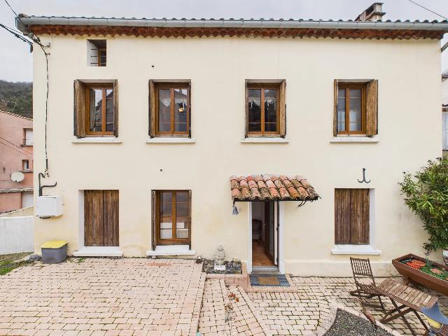 Haus&nbsp;zu verkaufen in&nbsp;AXAT 11140 Aude Frankreich. Architektonisch wunderschönes Steinhaus. In erhöhter Lage mitten im Ort gelegen, bietet dieses markante Steinhaus einen herrlichen Bergblick und eine ruhige Atmosphäre, zurückgesetzt von der Stra�...