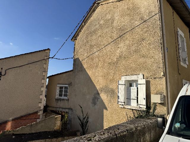 House&nbsp;for sale&nbsp;RIBÉRAC 24600 Dordogne Aquitaine France: 2 Bedroom Town House. Attention investors and first time buyers. This 2 bedroom town house would make an ideal first home or business opportunity for an investor. Ideally located within walking distan...