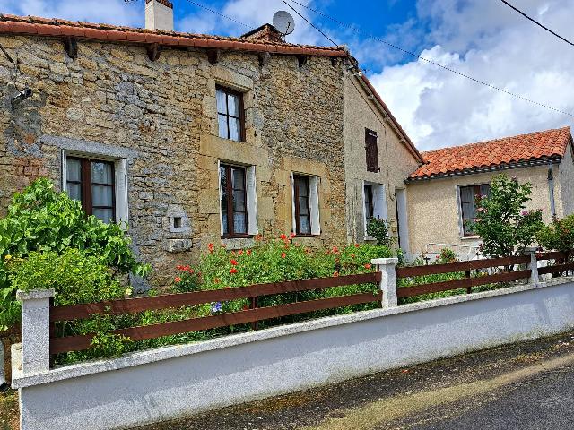 Maison &agrave; vendre &agrave;&nbsp;JOUSSÉ 86350 Vienne Poitou-Charentes France: Maison de village confortable, pleine de charme et de caractère. EN EXCLUSIVITÉ ! Juste à l'extérieur du village de Joussé, vous trouverez cette charmante maison créée à partir de deux maisons...