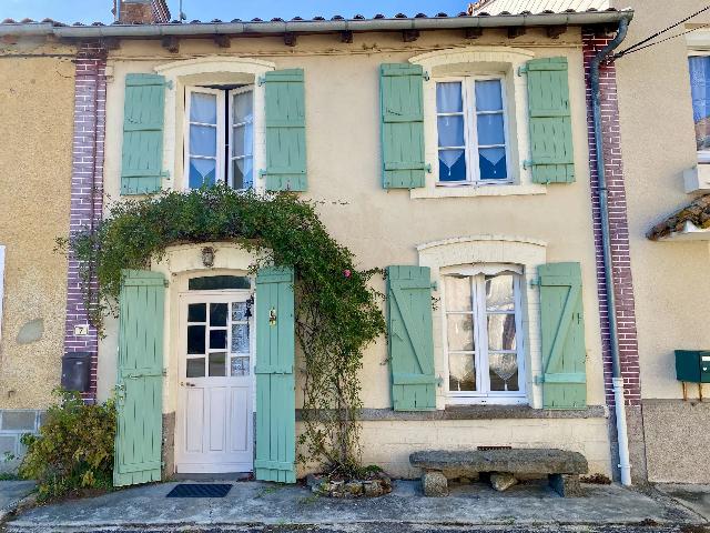 Maison &agrave; vendre &agrave;&nbsp;ORADOUR-SAINT-GENEST 87210 Haute-Vienne Limousin France: Charmante maison de campagne proche du Dorat. EN EXCLUSIVITÉ! Cette jolie maison est idéale pour une résidence principale ou un investissement locatif (sous réserve des autorisations nécessaires)...