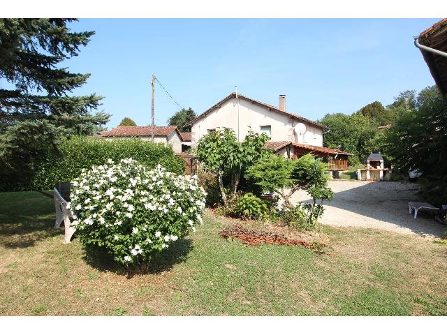 Huis te koop in&nbsp;MAZEROLLES 16310 Charente Poitou-Charentes Frankrijk: Vrijstaande woning met drie slaapkamers, een schuur, een verwarmd zwembad en een tuin met uitzicht. Gelegen in een rustige hoek van Noord-Charente, is deze woning ideaal als vakantiehuis of permanente...