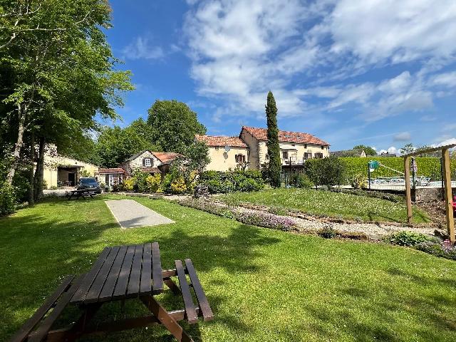 Gîtes/Chambres d'hôtes te koop in&nbsp;MONTIRAT 81190 Tarn Midi-Pyrénées France: Landhuis met 2 gîtes, zwembad en een adembenemend uitzicht. EXCLUSIEF BIJ BEAUX VILLAGES! Gelegen in een klein dorpje, op 40 minuten van Albi, biedt dit huis met 4 slaapkamers 2 gîtes (allemaal prac...