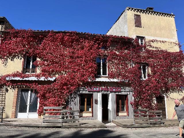 Huis te koop in&nbsp;CHALABRE 11230 Aude Languedoc Roussillon Frankrijk: Saint Colombe sur l'Hers - Eindeloos potentieel in een uniek, karaktervol pand. EXCLUSIEF VIA BEAUX VILLAGES! In het hart van het prachtige dorp Saint Colombe sur Hers, vlakbij Chalabre, biedt dit rui...