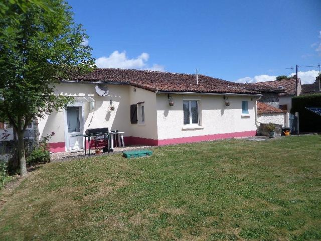 Huis te koop in&nbsp;MÉZIÈRES-SUR-ISSOIRE 87330 Haute-Vienne Limousin Frankrijk: Ideale vakantiebungalow. EXCLUSIEF BIJ BEAUX VILLAGES! Deze bungalow met dubbele beglazing bestaat uit een keuken/eetkamer, 2 slaapkamers, een doorlopende werkkamer en een doucheruimte. Er is hier wel...