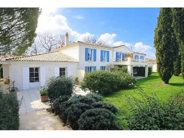 Commercieel-bedrijf te koop in&nbsp;COGNAC 16100 Charente Poitou-Charentes Frankrijk: Prachtig, volledig operationeel hotel met 25 kamers en zwembad. Beaux Villages presenteert met trots dit schitterende hotel met 25 kamers in de regio Cognac. Elke kamer heeft een eigen badkamer, waarv...
