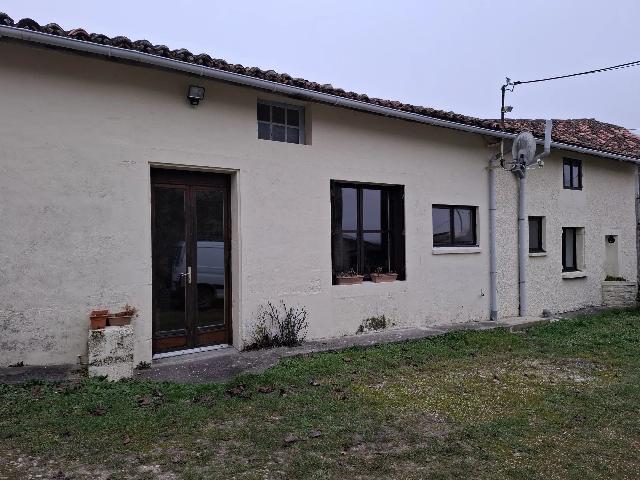Huis te koop in&nbsp;FONTAINE-CHALENDRAY 17510 Charente-Maritime Poitou-Charentes France: Dorpsperceel met bijgebouwen en grond nabij Matha. Bent u op zoek naar een project? Dit grote perceel zou wel eens de oplossing kunnen zijn!<br />
<br />
Gelegen in het hart van een charmant dorp en dicht bij a...