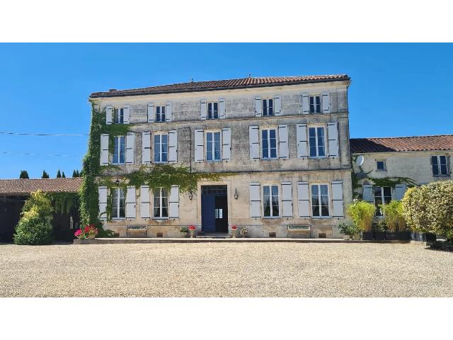 Gîtes-Chambres-d-hôtes &agrave; vendre &agrave;&nbsp;BESSAC 16250 Charente Poitou-Charentes France: Manoir et domaine exceptionnels situés sur un terrain de 2.8 hectares. Situé dans un cadre totalement privé, au cœur d'un domaine d'environ 2.8 hectares composé de jardins et d'espaces verts magn...