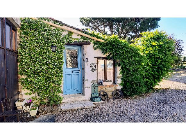 Huis te koop in&nbsp;MACHÉ 85190 Vendée Pays de la Loire France: Een uitzonderlijk landgoed in het hart van de Vendée. Gelegen in het vredige landschap van de Vendée, op slechts 2,4 km van het dorp Maché, biedt dit opmerkelijke landgoed privacy, ruimte en ingeto...