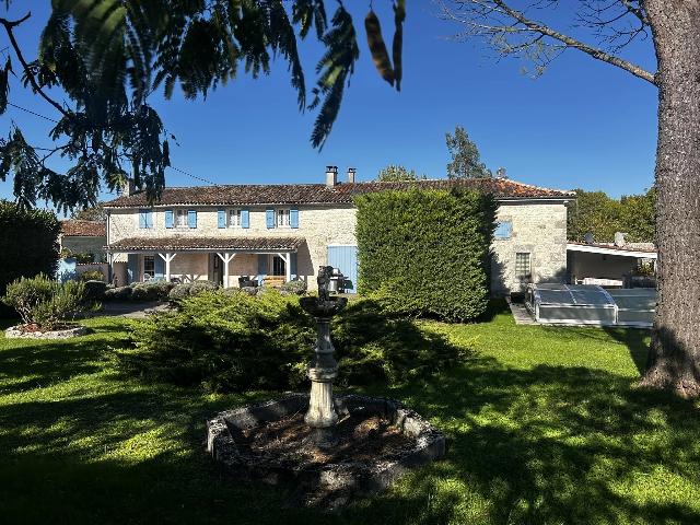 Huis te koop in&nbsp;PONS 17800 Charente-Maritime Poitou-Charentes France: Prachtige vrijstaande Charentaise woning met 3 slaapkamers en zwembad. Wij zijn verheugd deze goed onderhouden, karaktervolle, vrijstaande Charentaise woning met 3 slaapkamers en 2 badkamers te koop a...