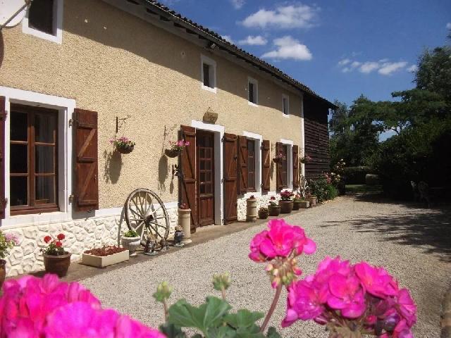 Huis te koop in&nbsp;CLUSSAIS-LA-POMMERAIE 79190 Deux-Sèvres Poitou-Charentes France: Aantrekkelijke, gerenoveerde karaktervolle woning met 4 slaapkamers en een apart gastenverblijf met 1 slaapkamer. EXCLUSIEF BIJ BEAUX VILLAGES! Deze prachtige woning met 4 slaapkamers, samen met een g...