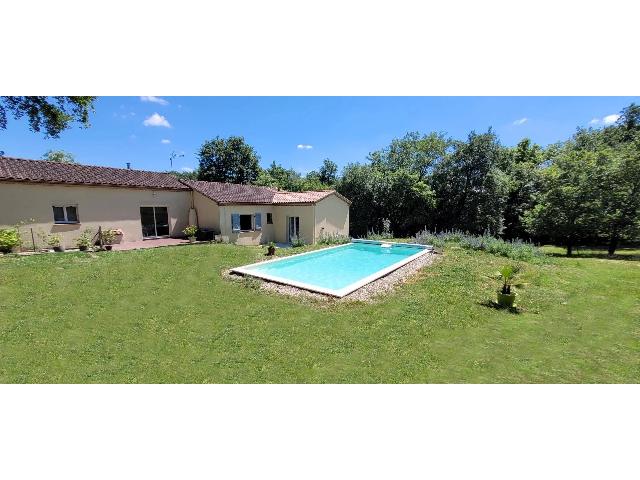 Huis te koop in&nbsp;MONTAIGU-DE-QUERCY 82150 Tarn-et-Garonne Midi-Pyrénées France: Moderne woning met 4 slaapkamers en zwembad op het platteland. Ideaal gelegen om te genieten van de rust en stilte van het platteland, op slechts een paar minuten van het prachtige dorp Montaigu de Qu...