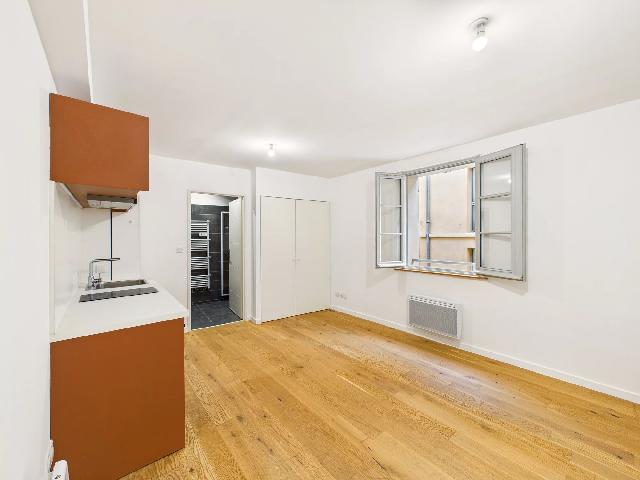 Appartement te koop in&nbsp;AIX-EN-PROVENCE 13080 Bouches-du-Rhône Provence Alpes Côte d'Azur France: Aix-en-Provence - Volledig gerenoveerd appartement met één slaapkamer – wijk Mazarin. Dit prachtige studio-appartement van 25 m² (269 sq ft) bevindt zich op de eerste verdieping van een volledig ...